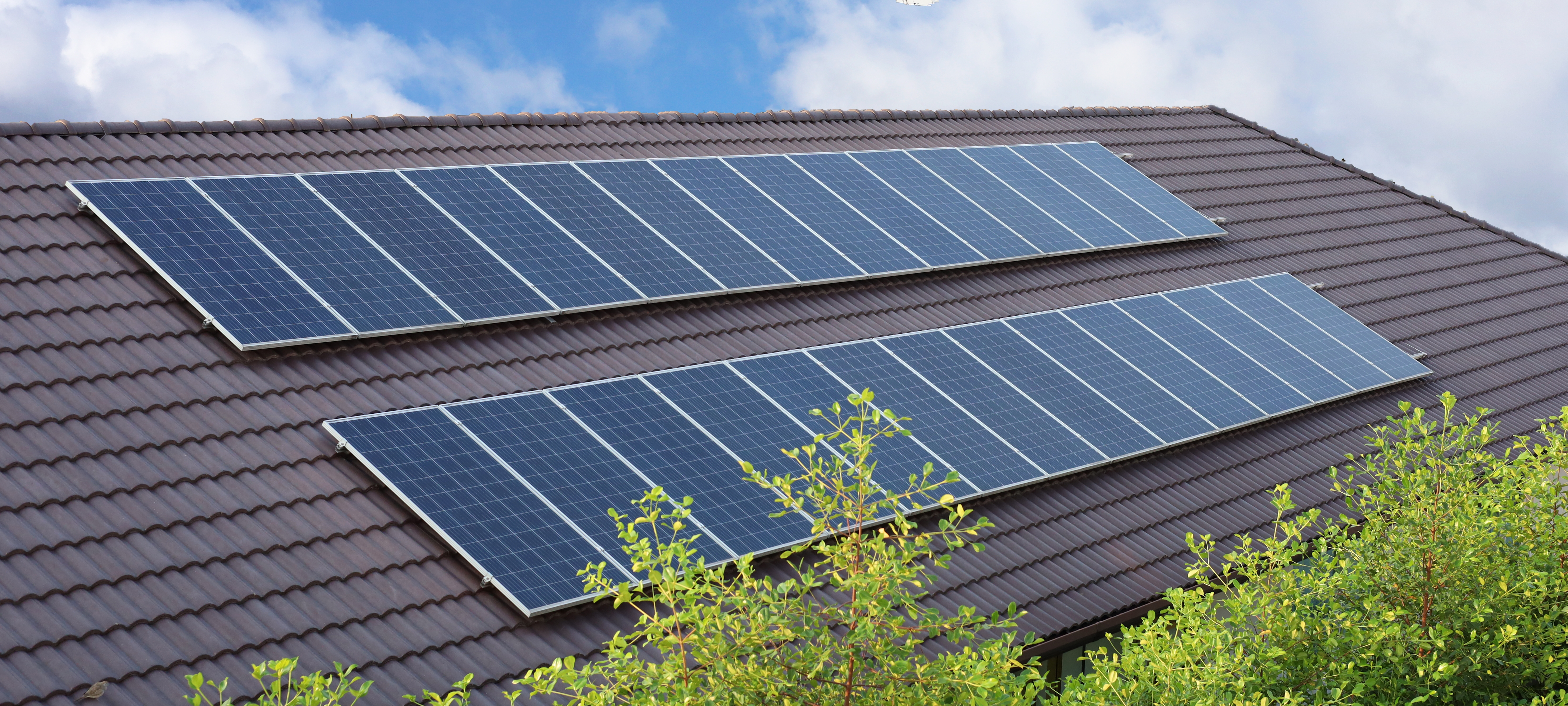 solceller-og-batterier-saadan-kan-virksomheder-bruge-mere-af-deres-egen-stroem