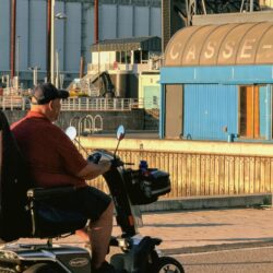 naar-afstandene-bliver-mindre-saadan-hjaelper-el-scootere-nordjyder-med-at-bevare-friheden