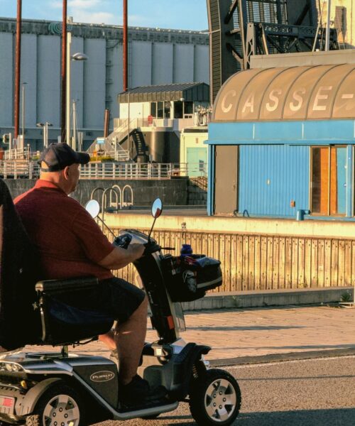 naar-afstandene-bliver-mindre-saadan-hjaelper-el-scootere-nordjyder-med-at-bevare-friheden