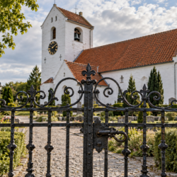 kirkernes-detaljer-i-nordjylland-haandvaerket-bag-klokker-taarnure-og-smedejern